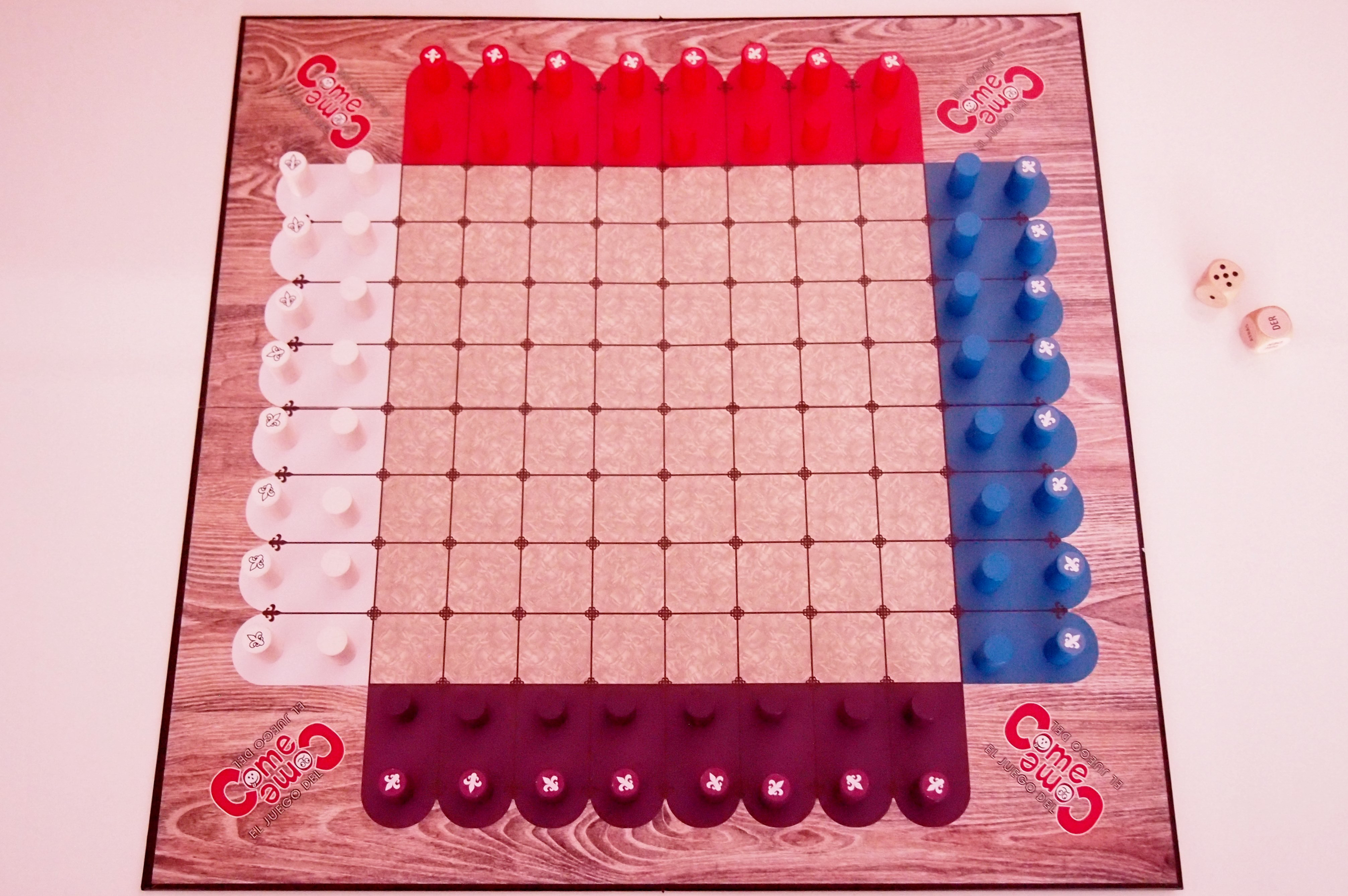 Antes de empezar, cada jugador coloca sus fichas en su color. 