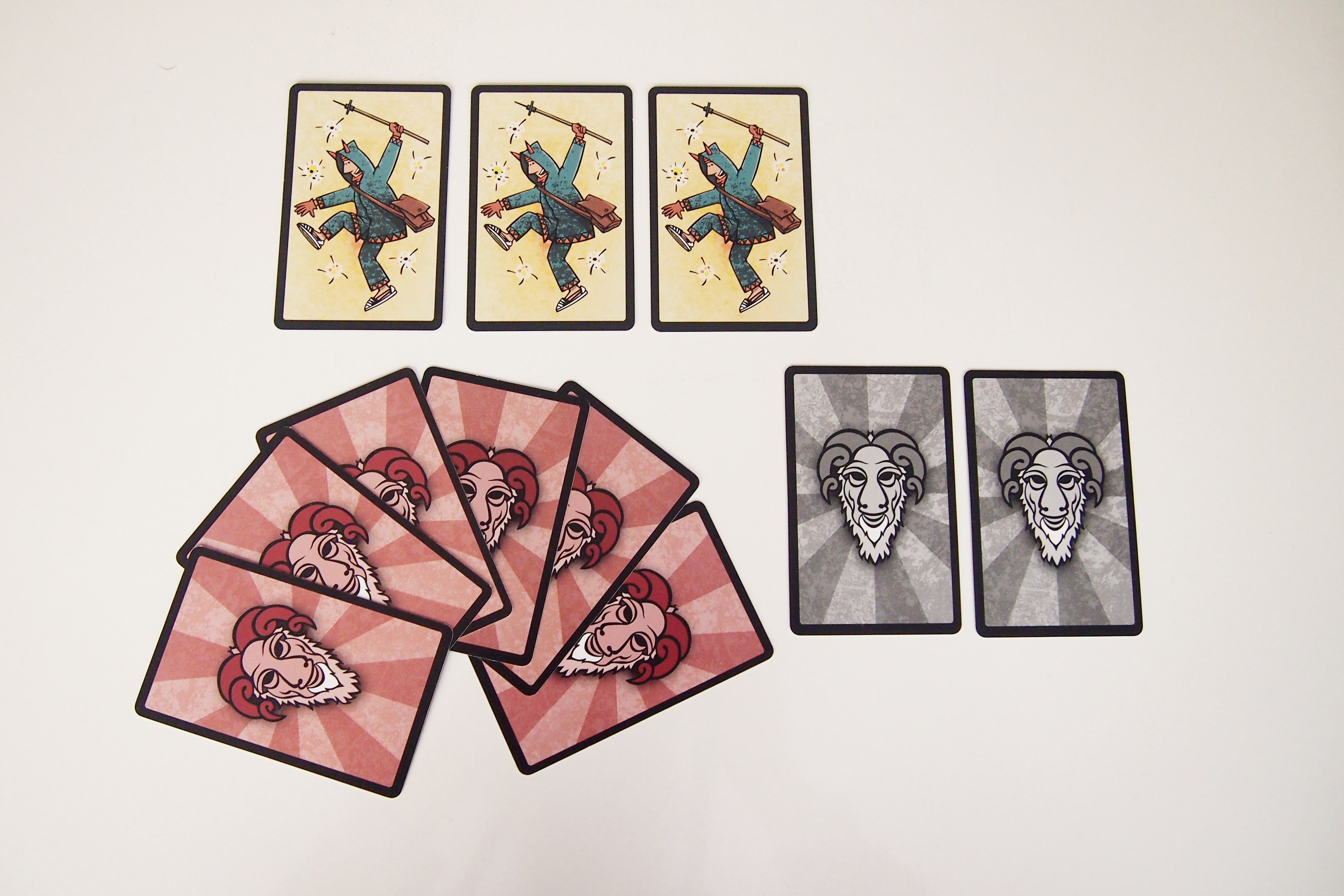 Antes de empezar, cada jugador coloca 3 de sus 5 cartas de Diablo boca arriba y recibe 6 de pirotecnia. 