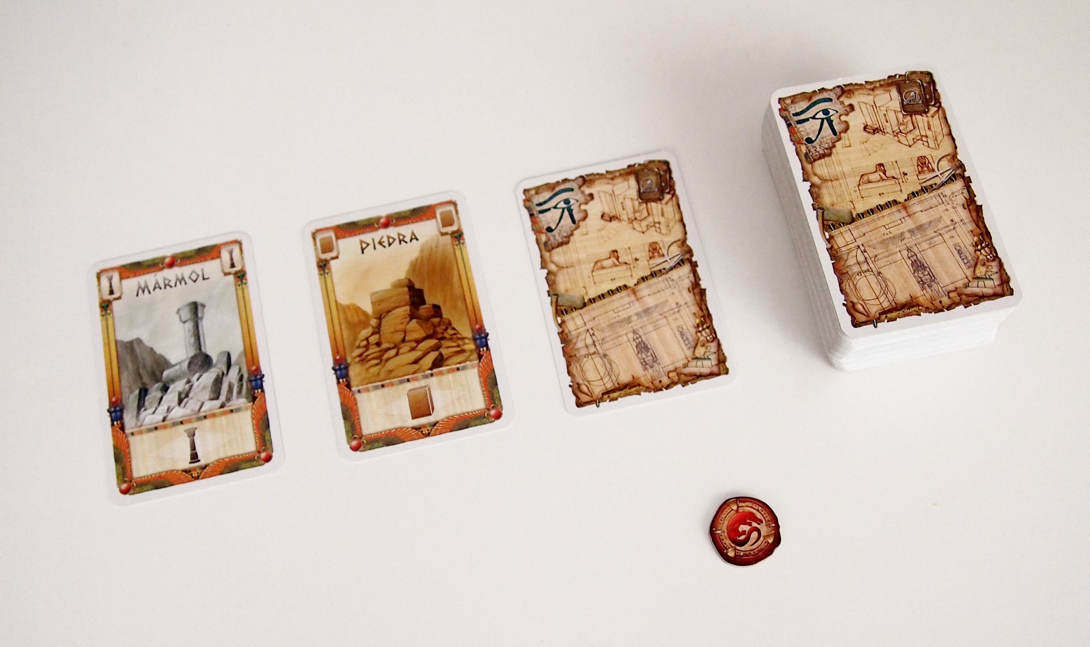 En su turno, cada jugador puede visitar el mercado en busca de recursos (un exceso de cartas se traduce en amuletos de corrupción). 