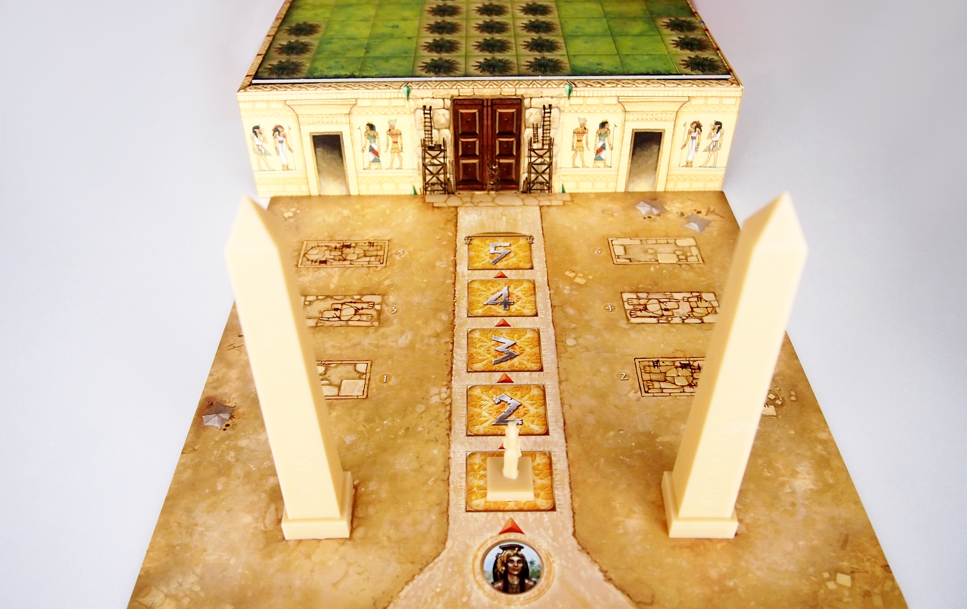 Cleopatra avanzará una casilla por cada grupo de piezas construido. 