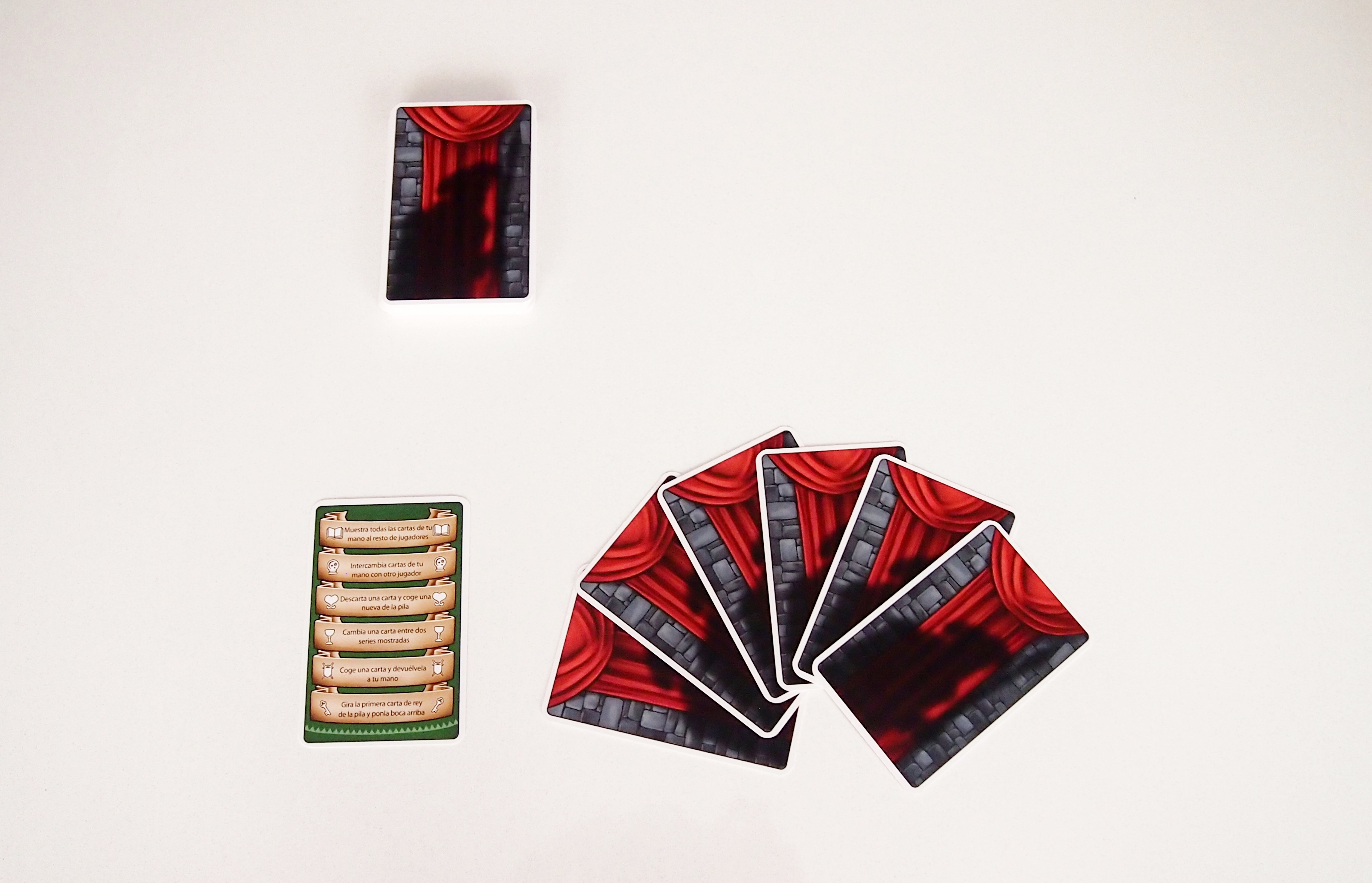 La partida comienza con el reparto de seis cartas del mazo para cada jugador. 
