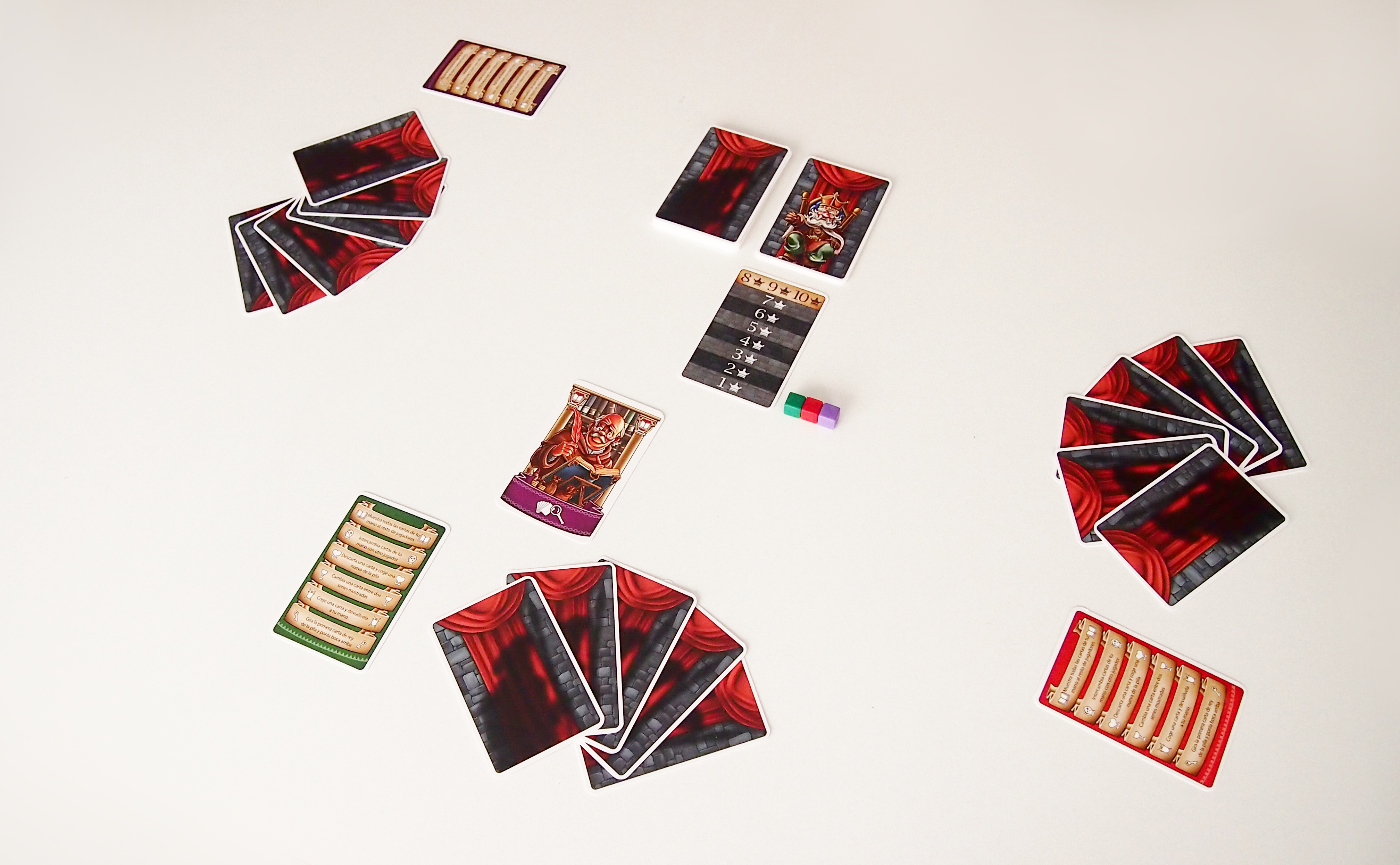 El jugador inicial pondrá sobre la mesa una carta de la mano. Su color determinará al siguiente jugador en poner en juego otra. 
