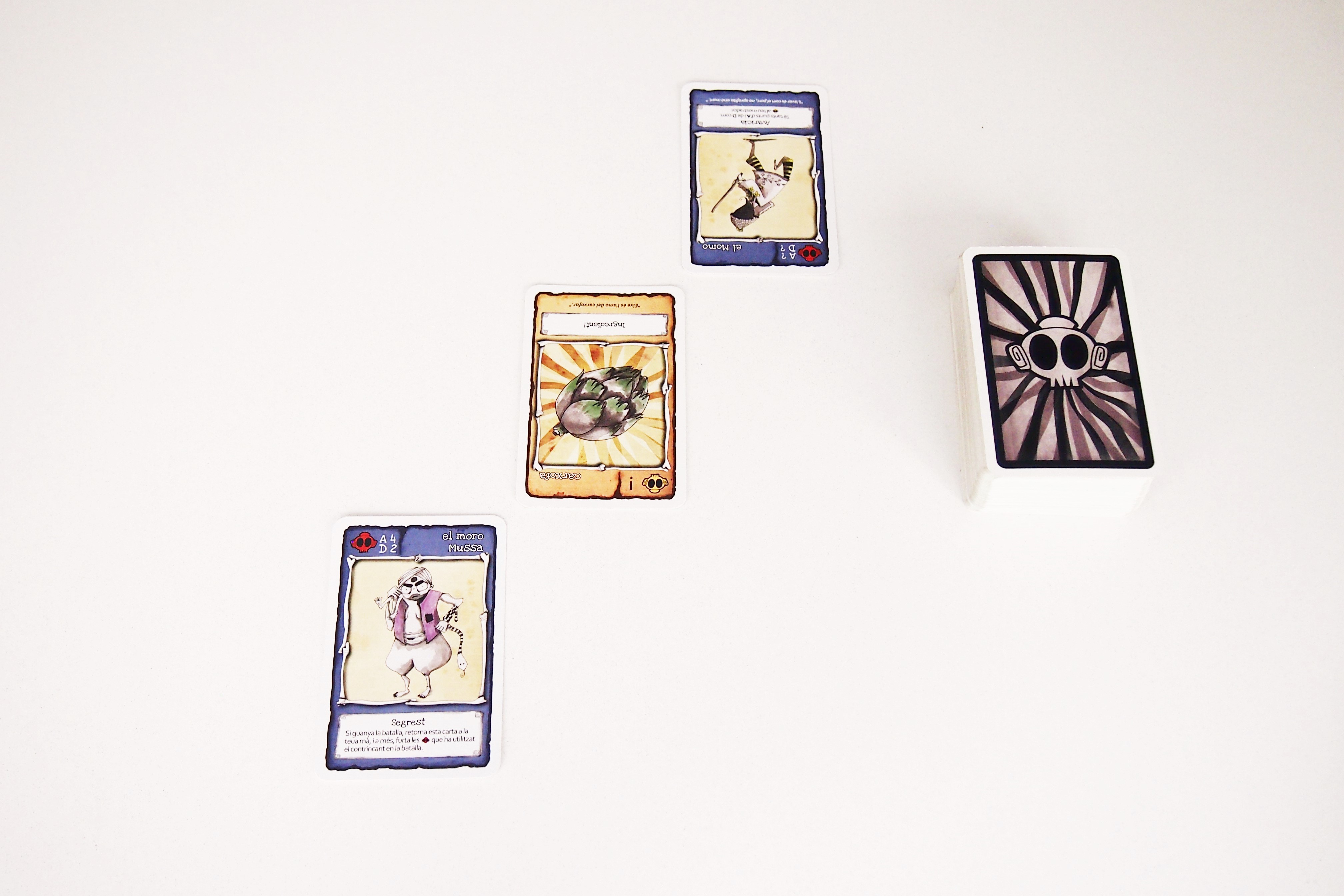 Cada jugador, durante su turno puede jugar una carta de tesoro, una carta especial, convocar una batalla o robar una carta del mazo. 