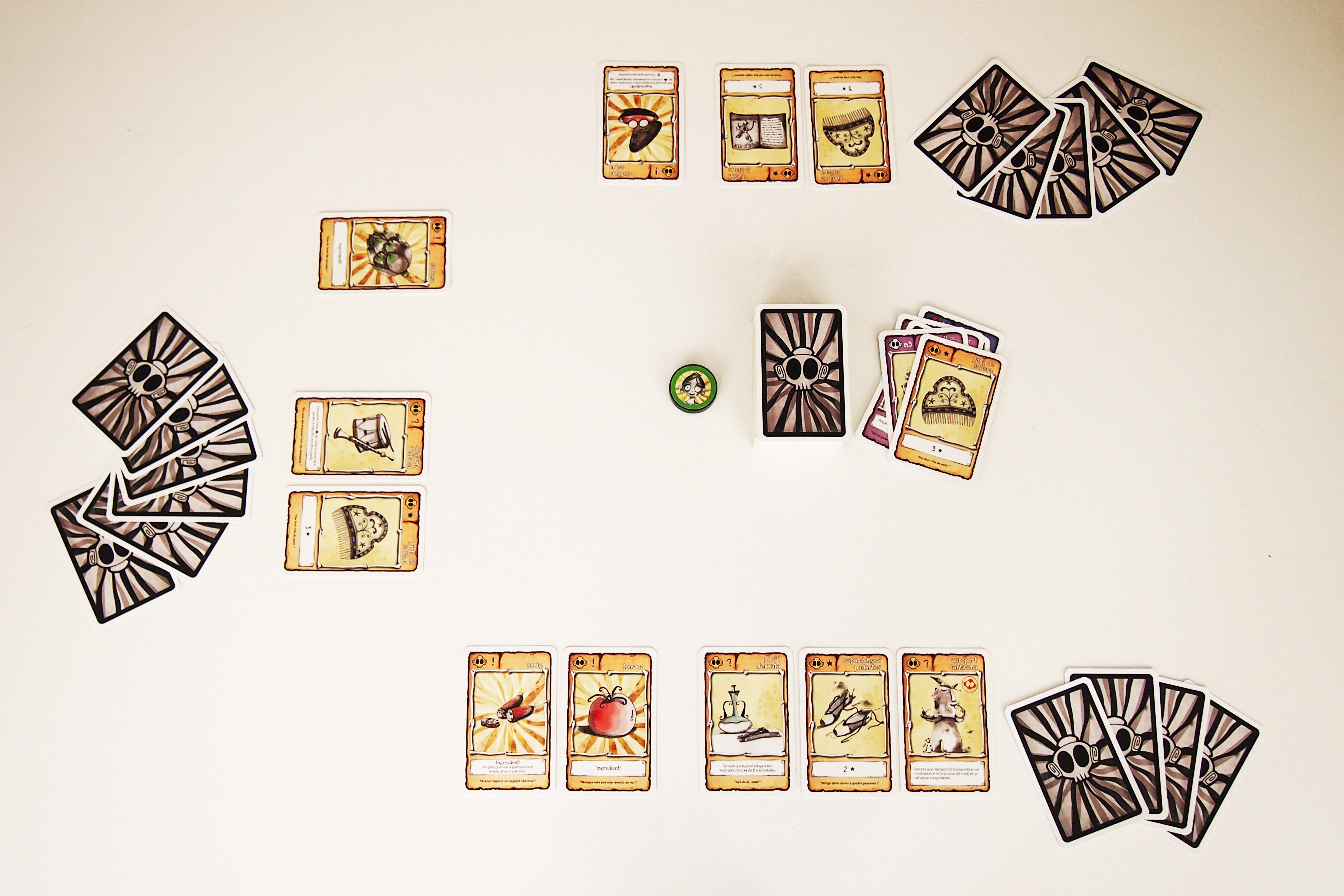 La mecánica de juego continúa siendo la misma, pero el mazo está compuesto por 154 cartas. 