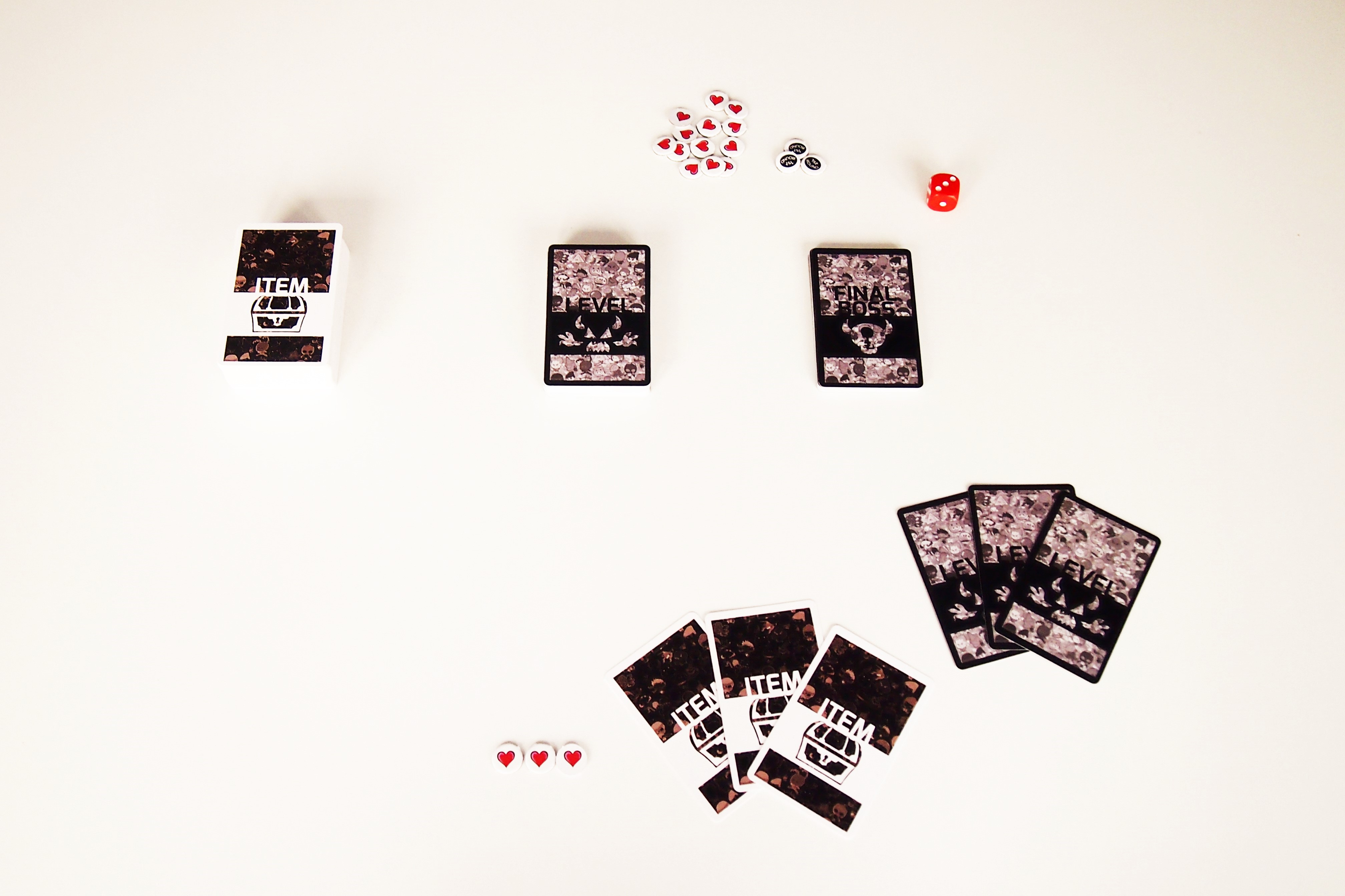Antes de empezar, se reparten tres vidas, tres cartas de 'Level' y tres de 'Item' a cada jugador. 