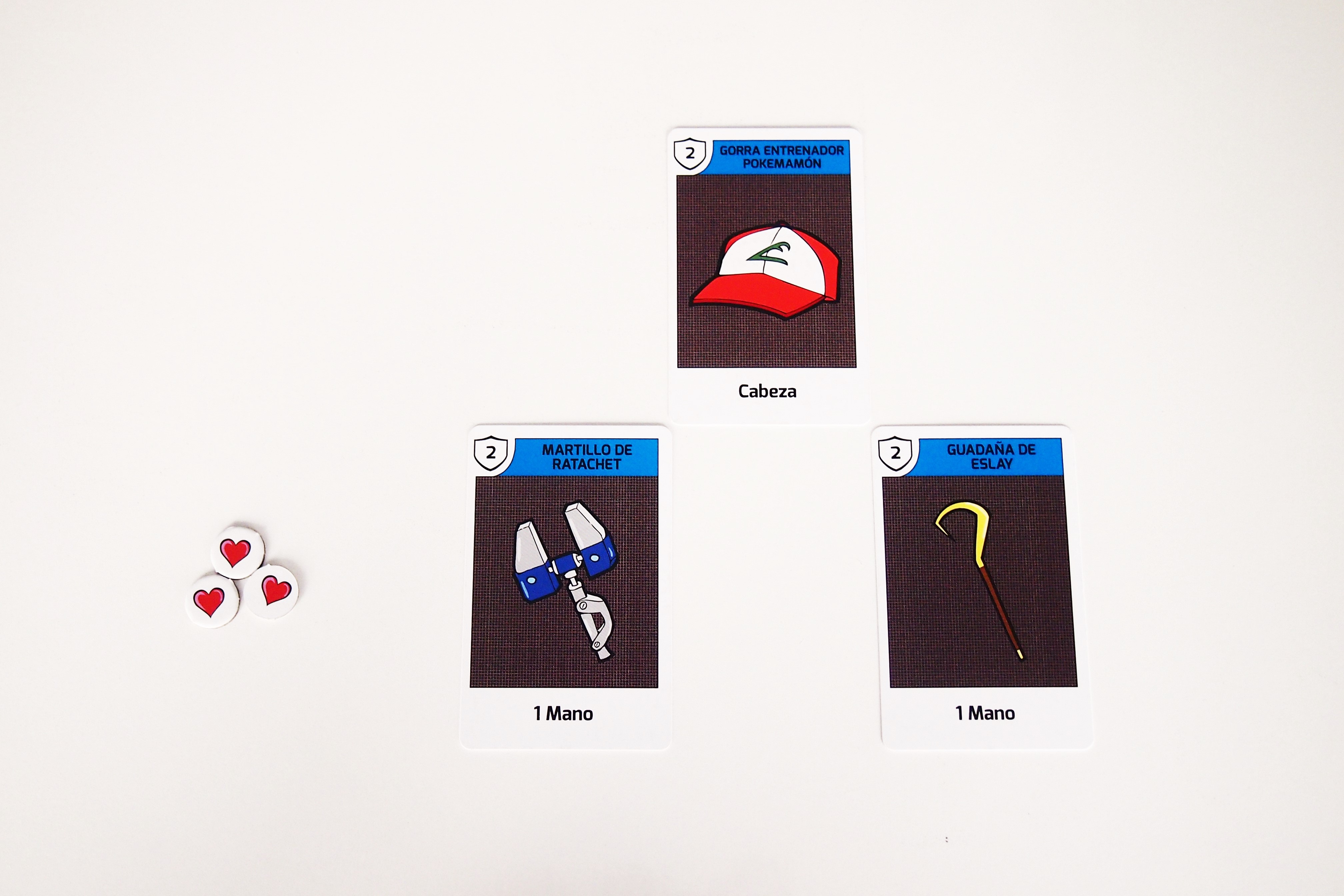 Durante su turno, el jugador puede equiparse con cartas de su mano y jugar maldiciones y objetos. 
