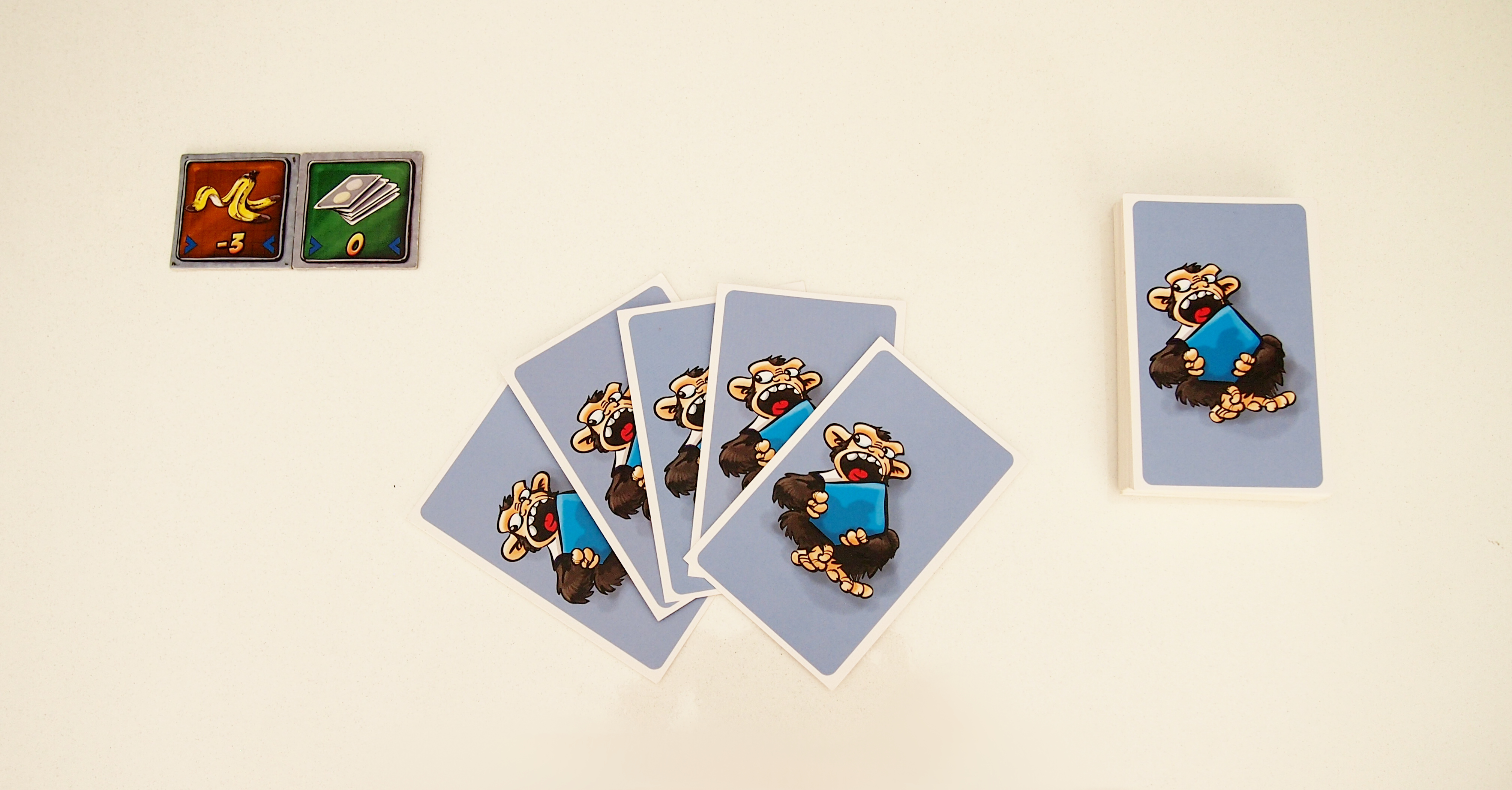 Antes de empezar la ronda, cada jugador recibe las cartas de su color, de las que robará cinco, y las dos fichas especiales. 
