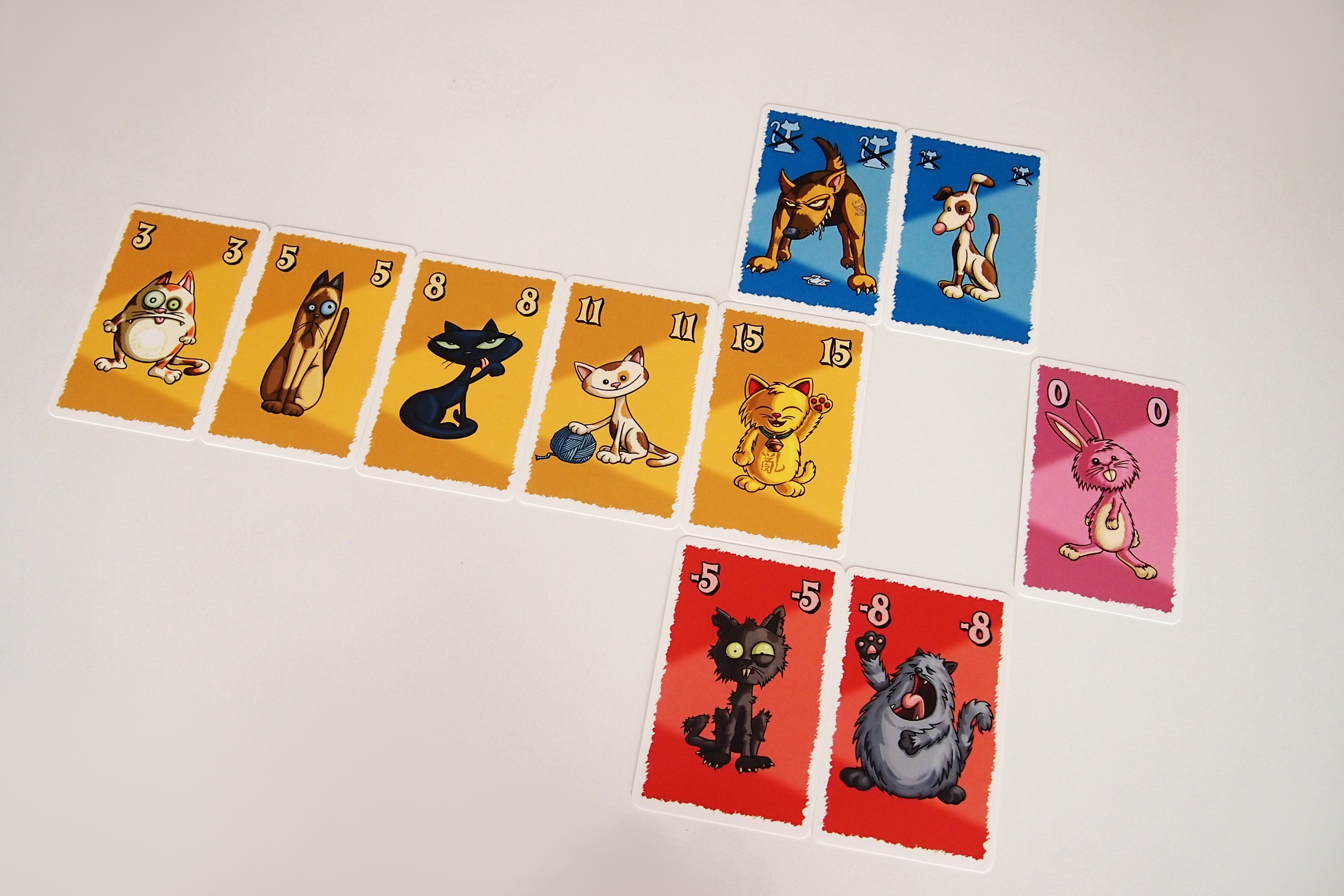 Cada jugador cuenta con cartas positivas y negativas de gato, con perros y con un conejo. 