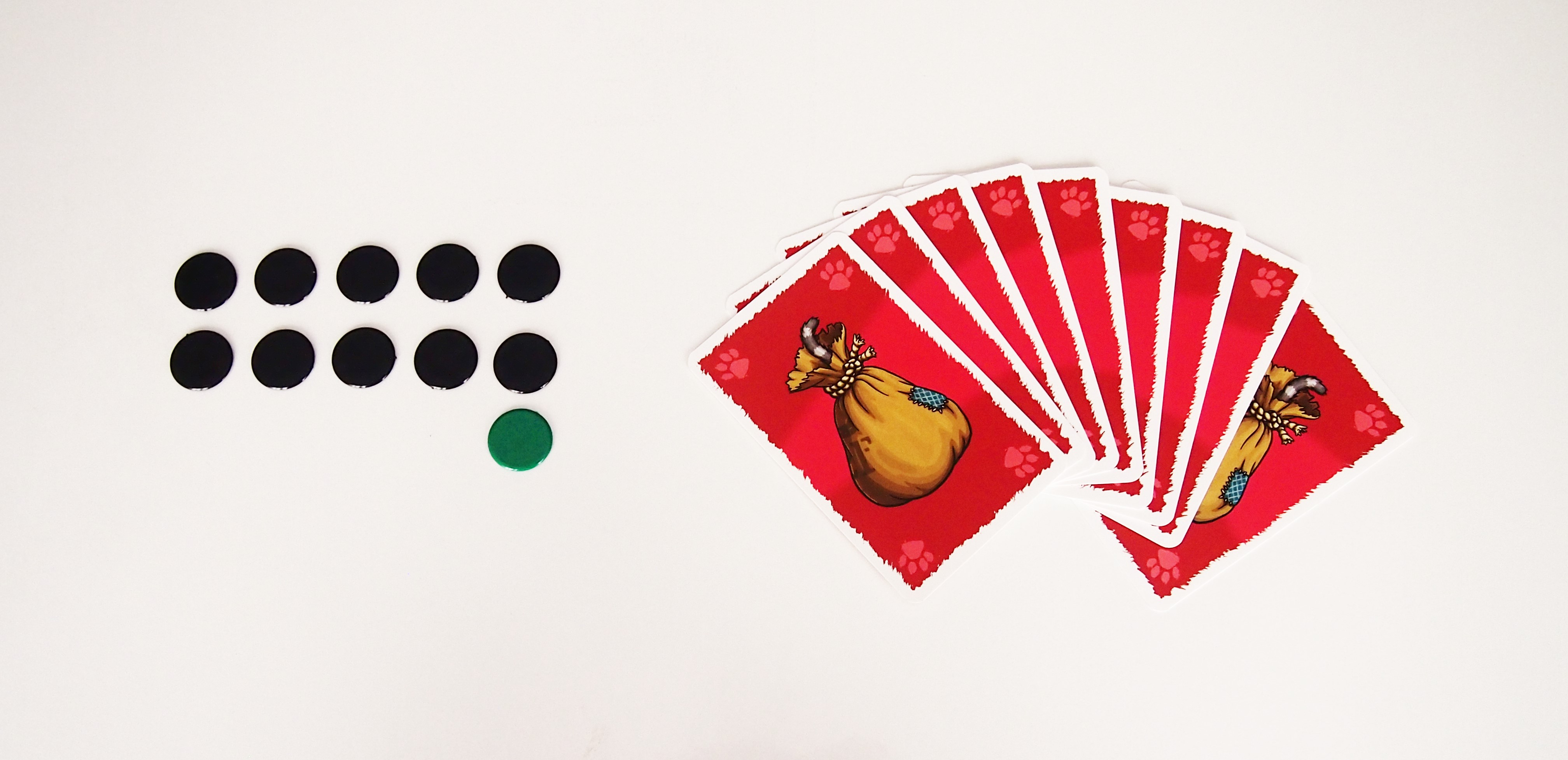 Antes de empezar, se colocan las cartas de ratones en el centro de la mesa, con sus respectivas monedad de ratones. Cada jugador empieza con nueve cartas y con quince ratones. 