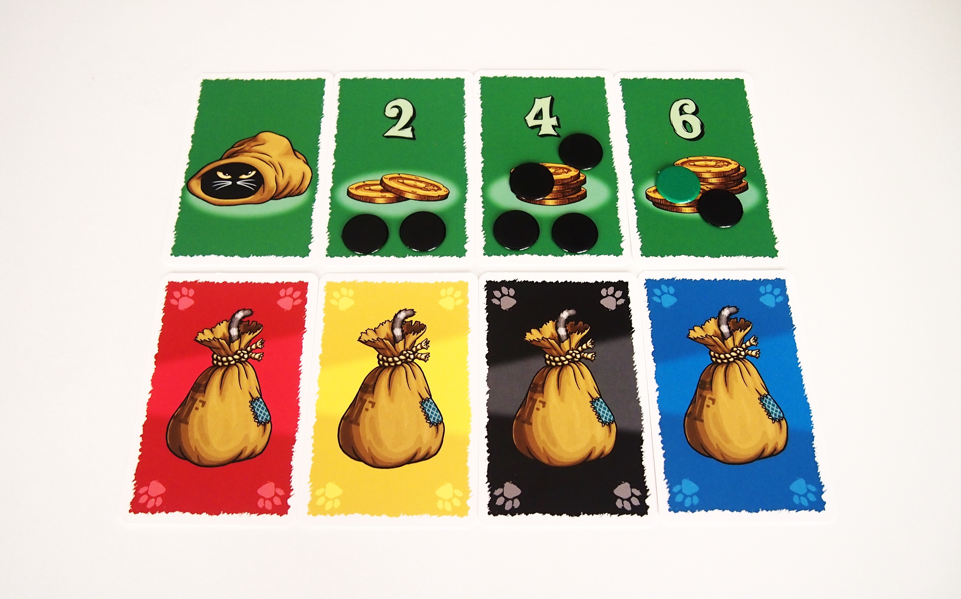A lo largo de nueve rondas, cada jugador coloca una carta boca abajo. 