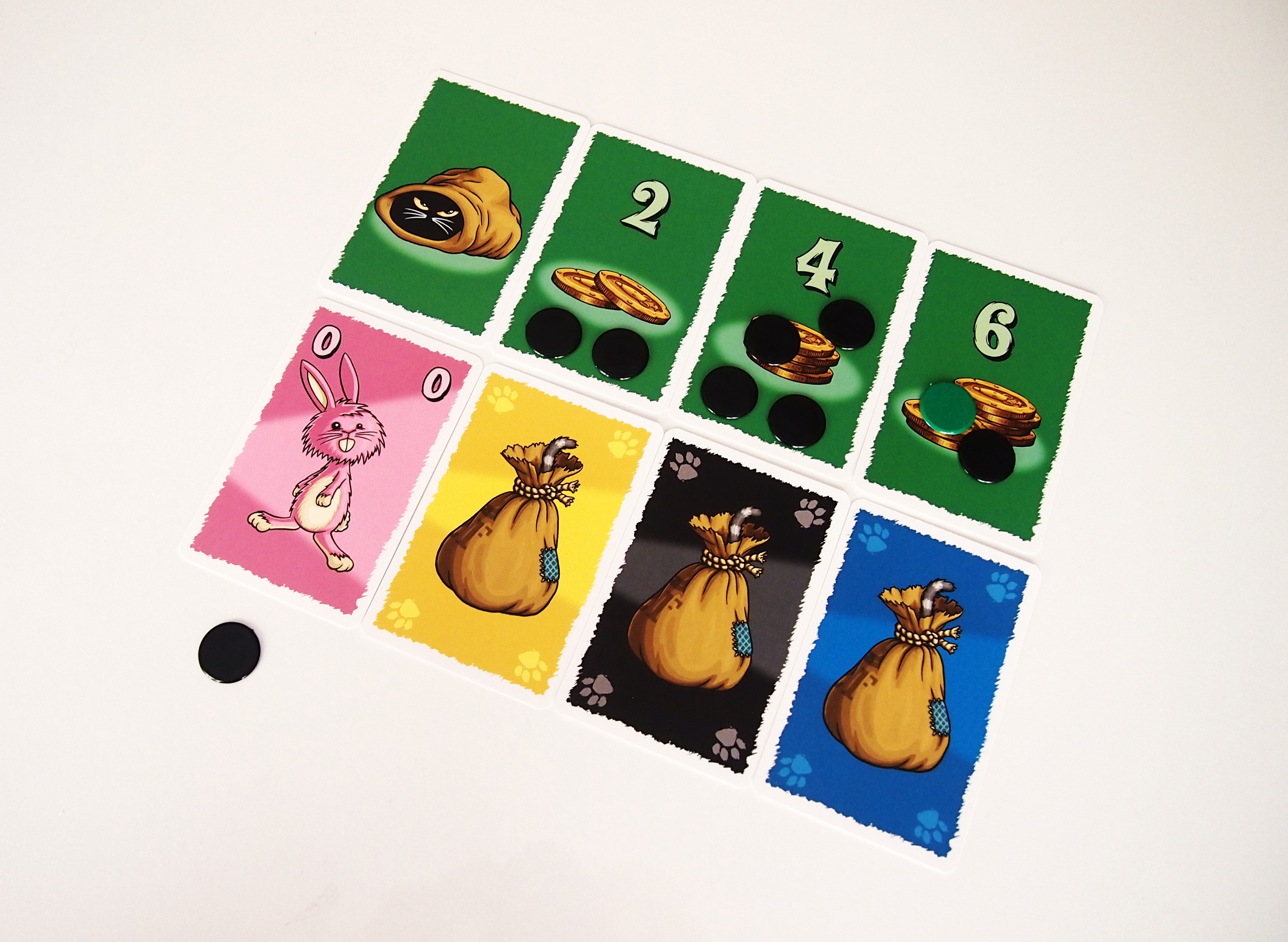 Tras destaparse la primera comienzan las apuestas por conseguir las cuatro cartas de la mesa. 