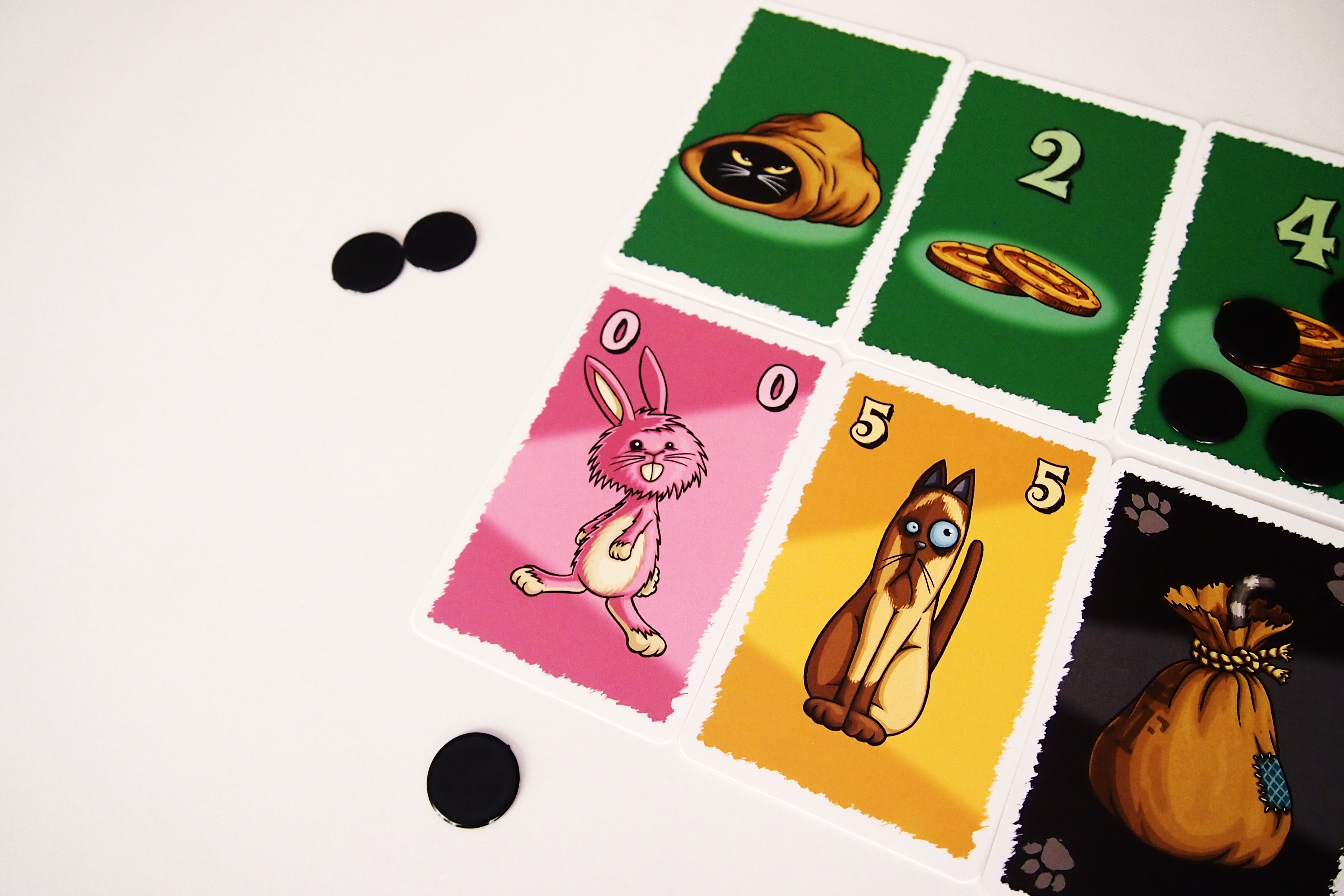 Cada vez que un jugador pase, se destapará la siguiente carta y este podrá llevarse las monedas de la carta de ratones. 