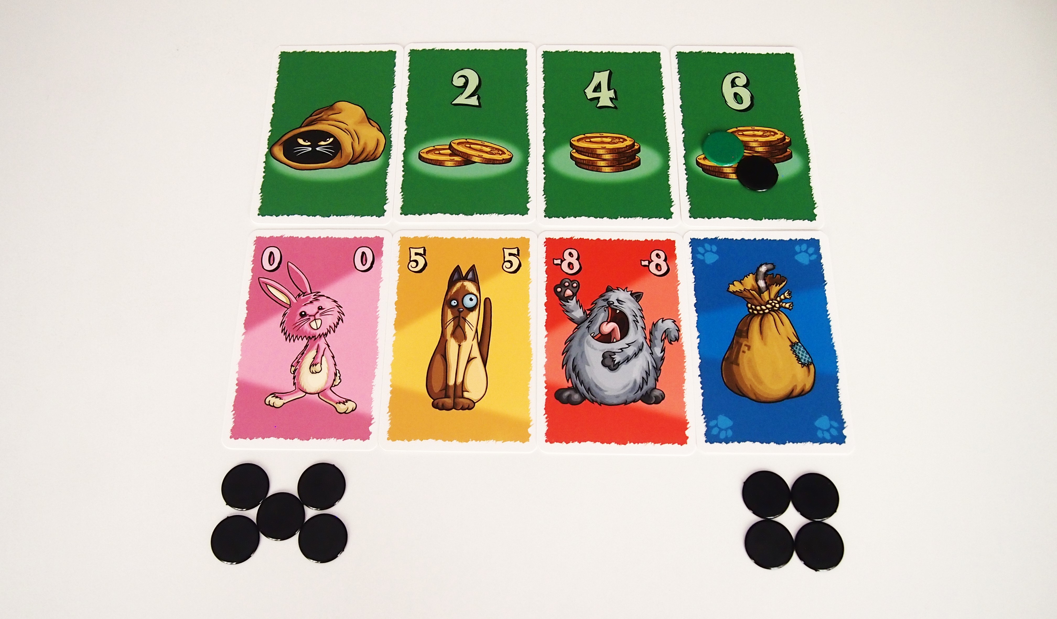 El jugador que más apueste se llevará todas las cartas. ¿Pero merece la pena arriesgarse o plantarse en último lugar para conseguir seis monedas? 