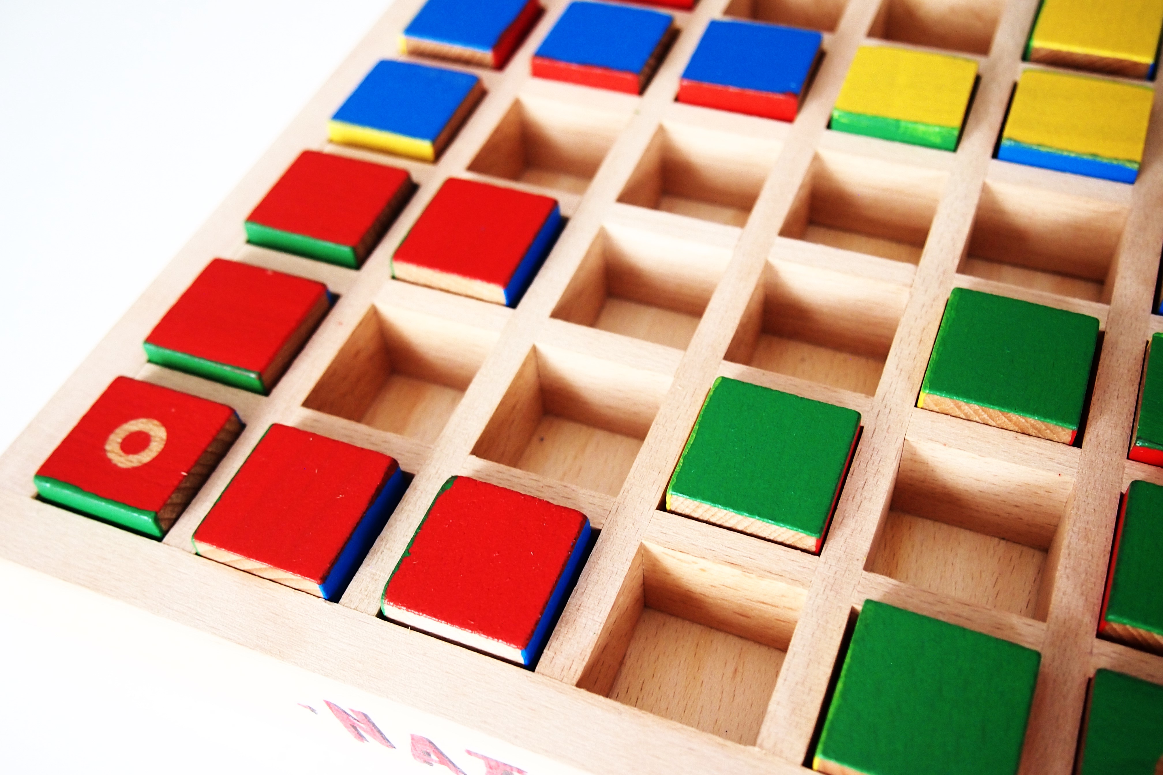 En su turno, cada jugador puede mover un cubo una casilla. 