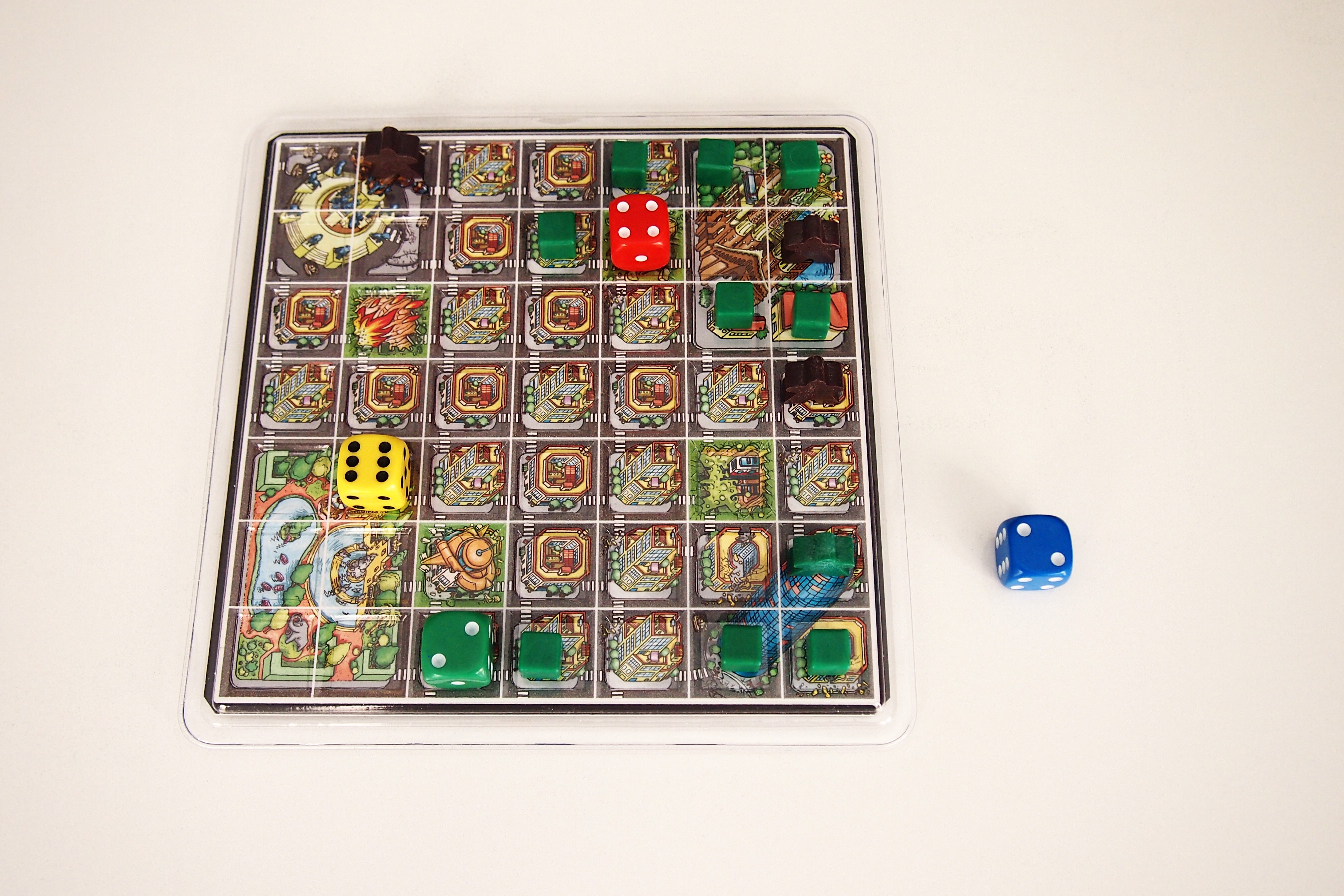 La partida finaliza cuando se agoten los cubos, cuando sólo queden tres o menos ejércitos sobre el tablero o cuando un jugador sea eliminado.