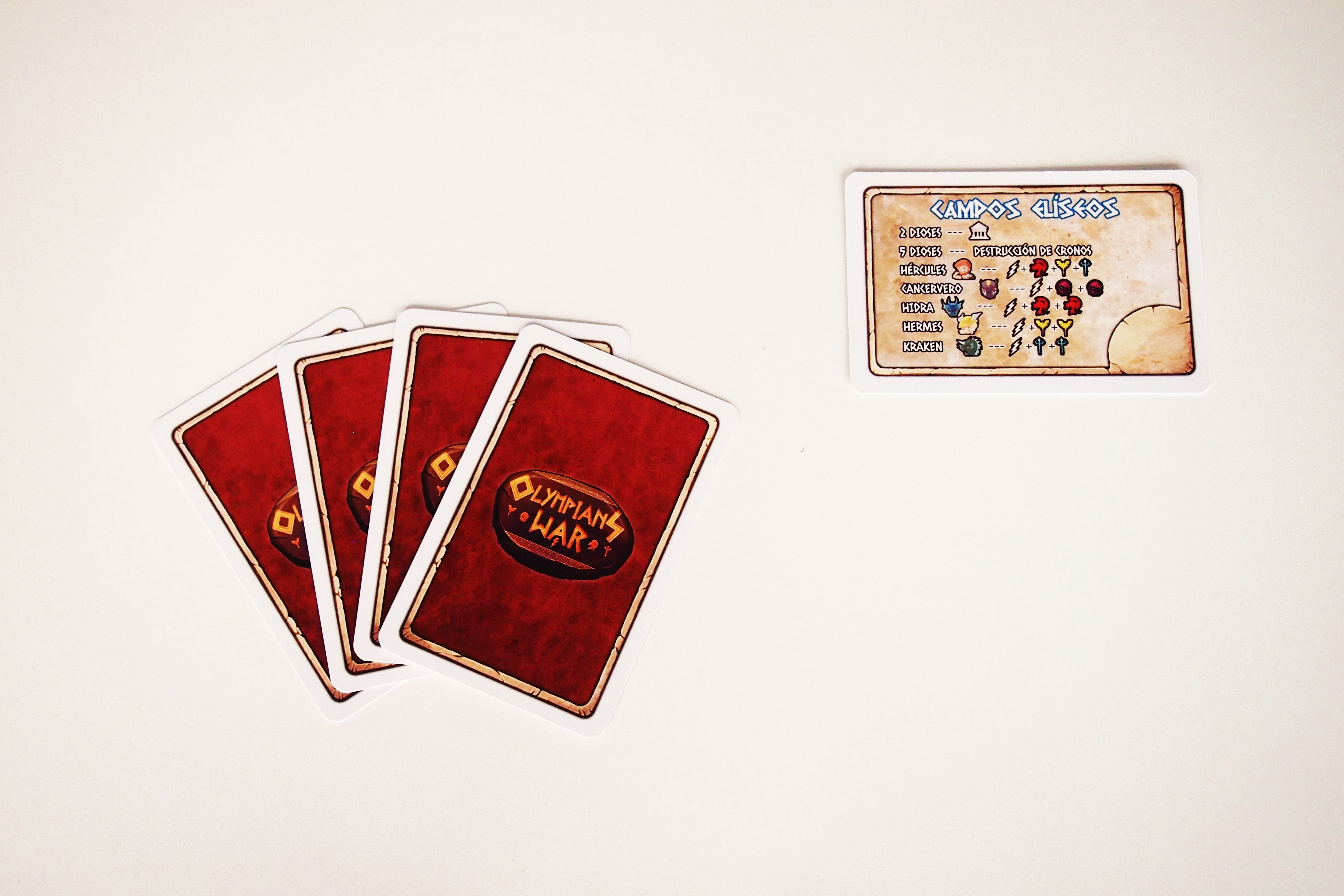 Cada jugador recibe cuatro cartas y sus Campos Elíseos. 