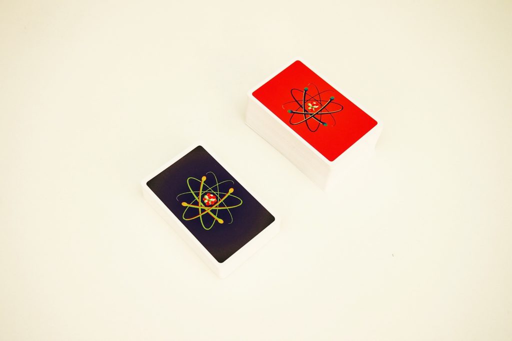 Las cartas de elemento y especiales se colocan en el centro de la mesa. Un turno de un jugador se compone de cuatro fases. 