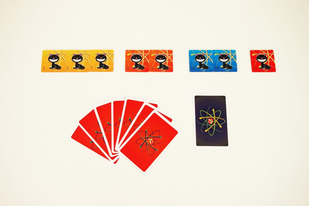 Antes de empezar, se reparten las fichas de compuesto a cada jugador, ordenadas por niveles, siete cartas de elemento y una especial. 
