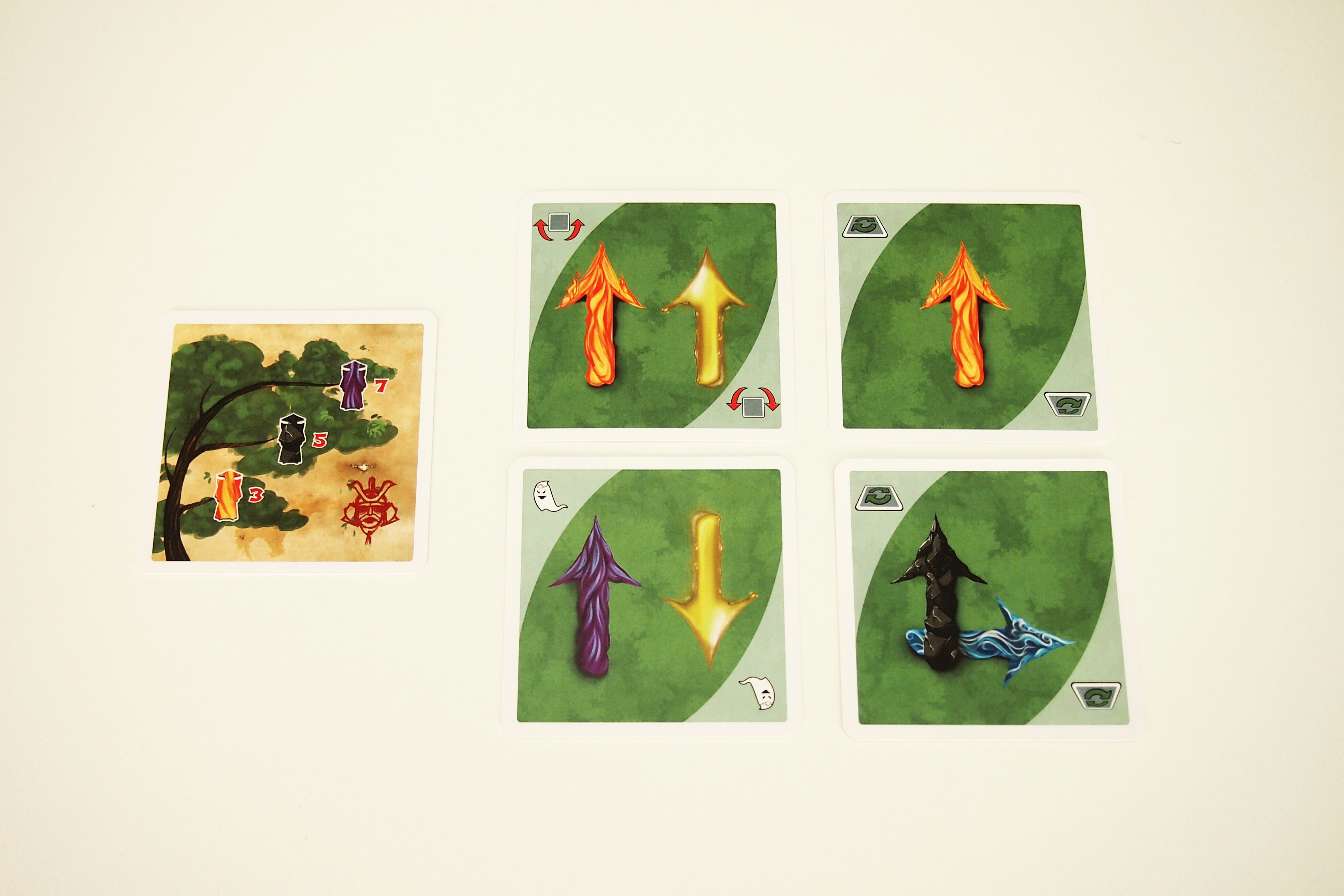 Cada jugador recibe una carta de árbol genealógico, con su objetivo, y cuatro cartas de movimiento para la mano. No podrán ser vistas por los demás. 