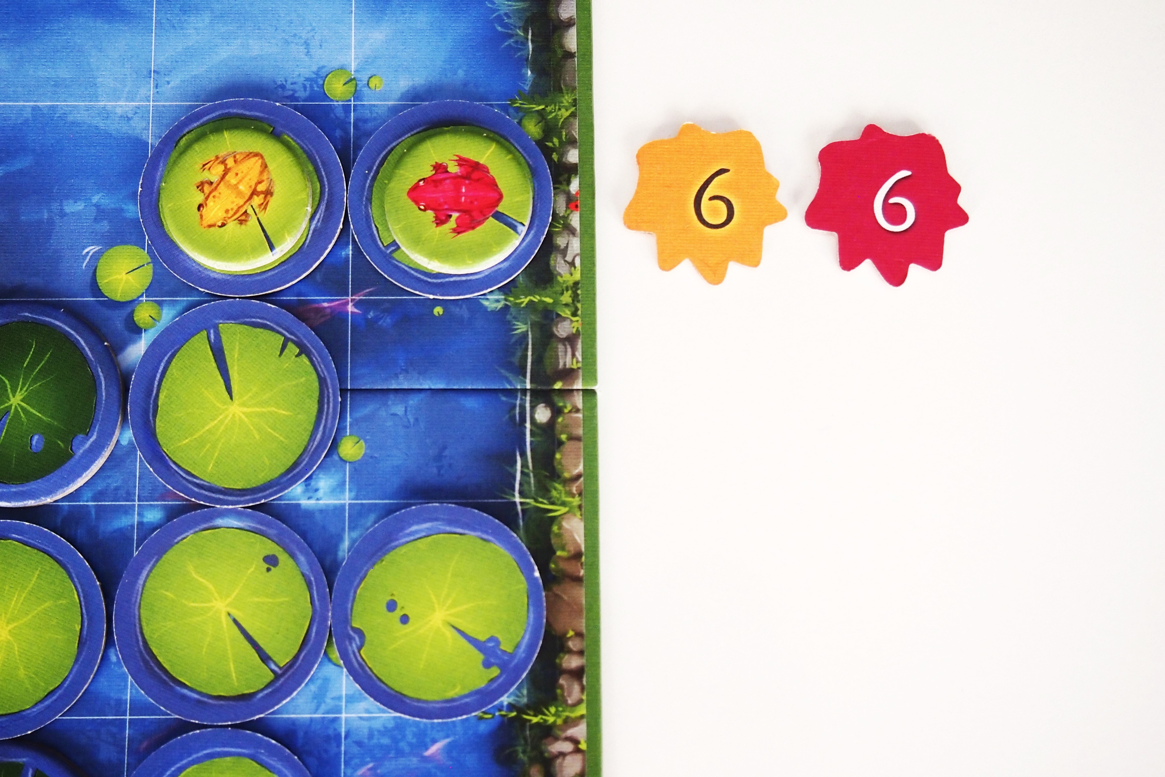 Las ranas entran en juego en caso de empate en la elección de la flor. Los jugadores la situarían sobre la rana de su color. 