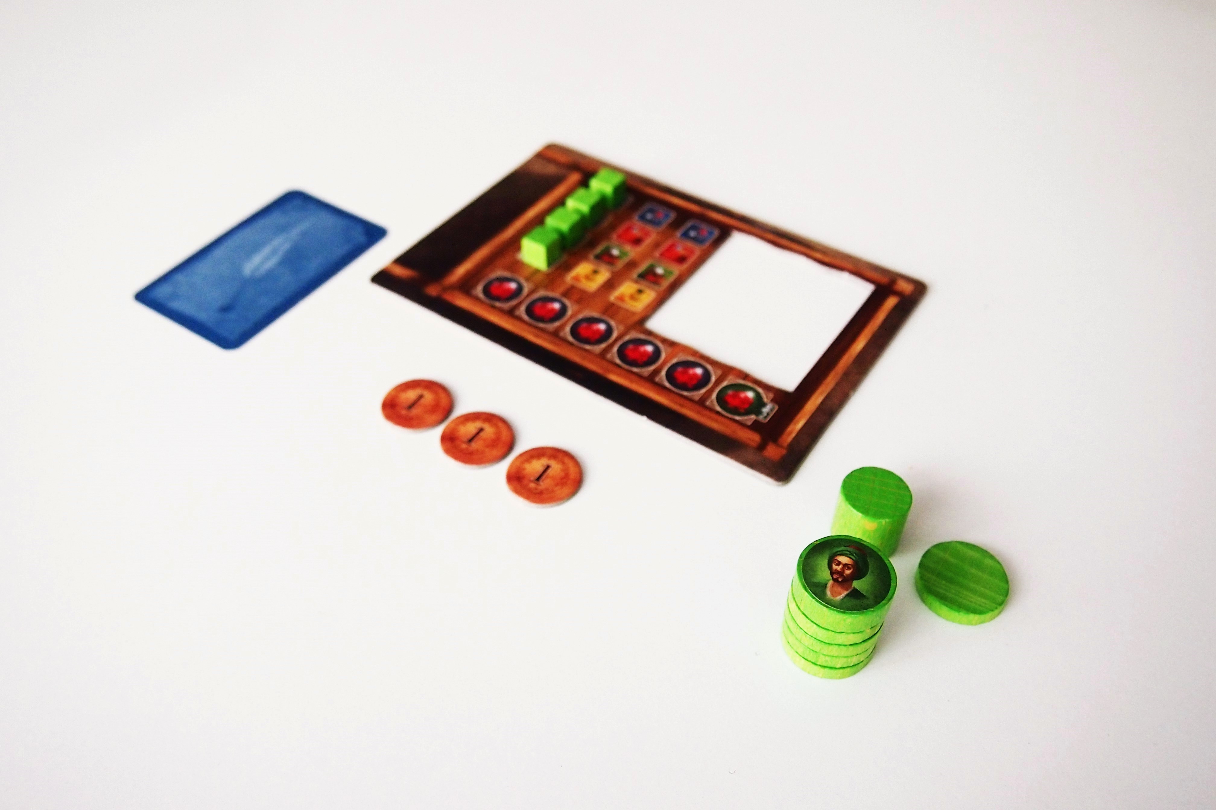 Antes de empezar, se reparte una carretilla a cada jugador, las fichas de su color, una carta y tantas monedas como correspondan al orden de turno. 